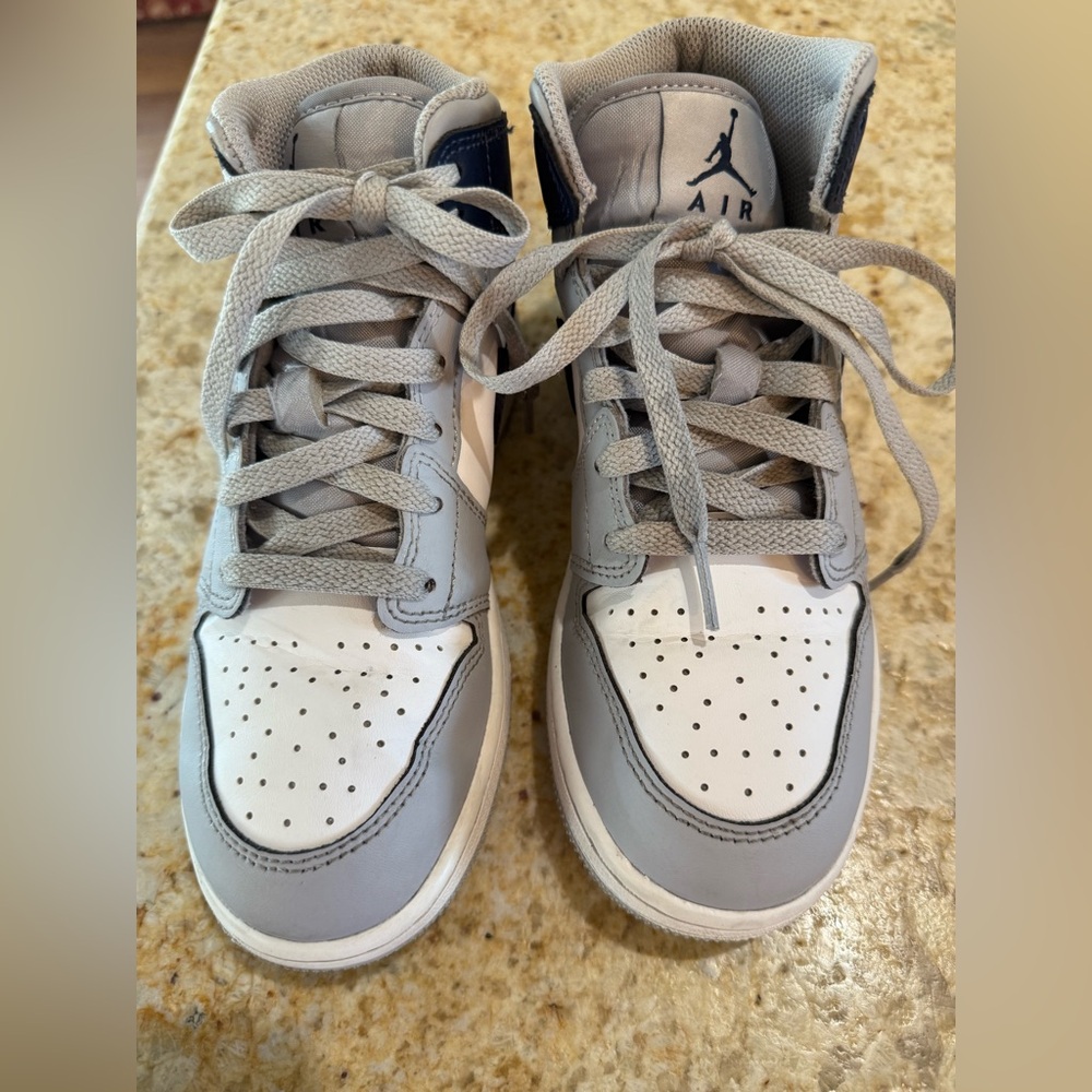 Nike Air Jordan 1 Mid - Big Kids 4.5